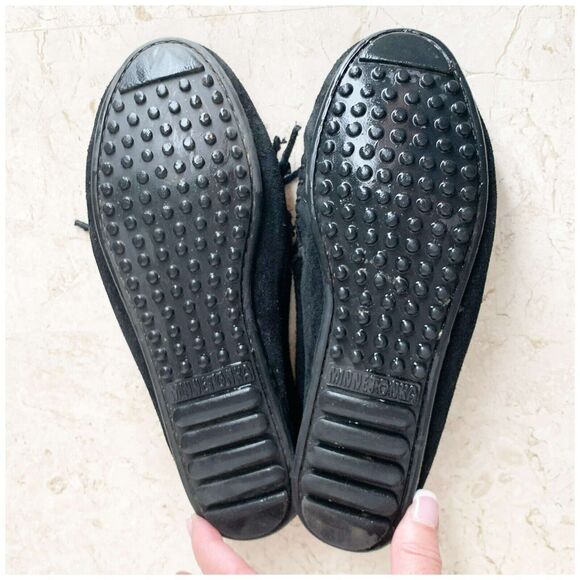 Minnetonka Moccasins Womens Size 7 Black Suede Leather Shoes Fringed Hard Sole - Picture 10 of 10